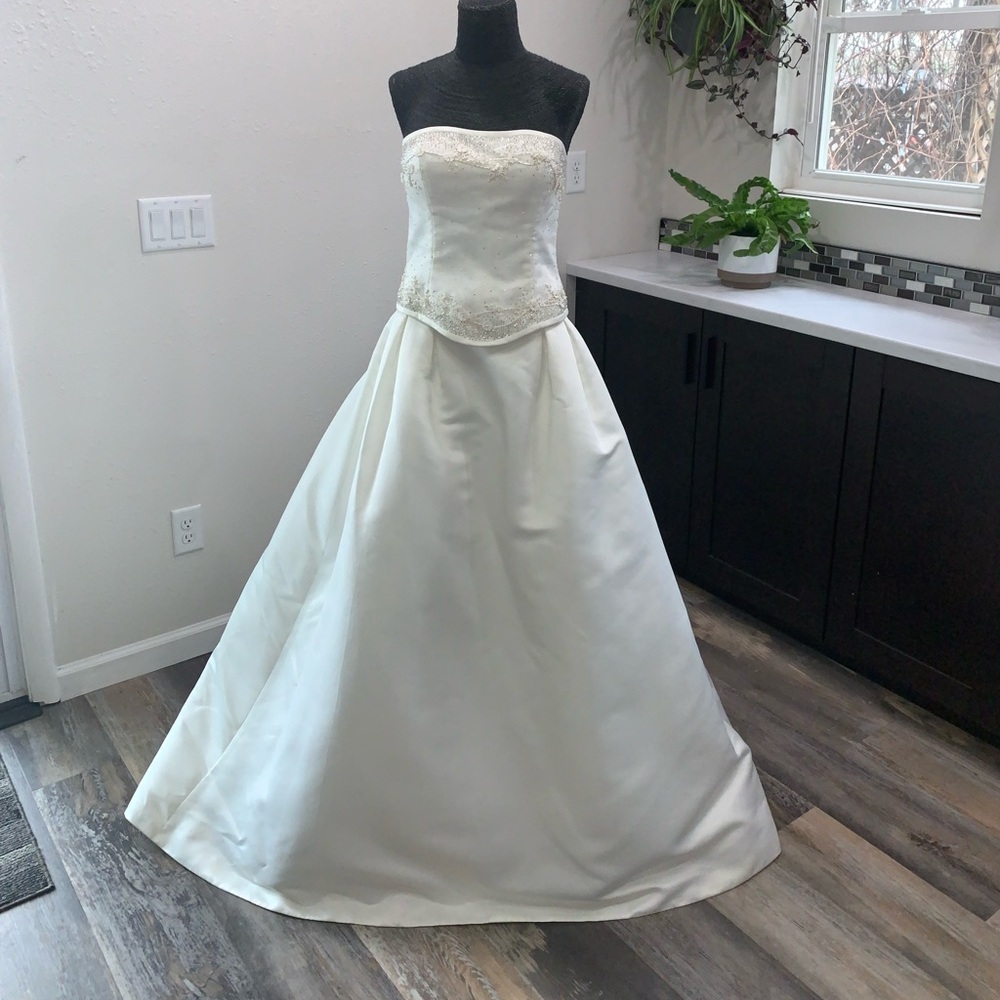 *SOLD* 2 Piece Ivory Wedding Gown sz8
